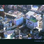 渋谷スクランブル交差点上空からは、東急デパートの広告が見えます。